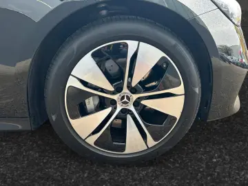 MERCEDES-BENZ E 300 e AVANTGARDE MEMO 360 AHK DISTR KAMERA