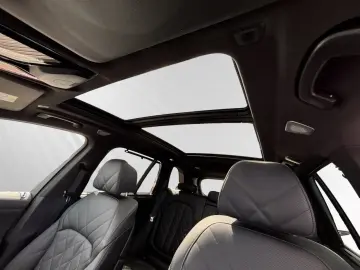 BMW X5 xDrive50e M Sport SkyLounge AHK 22 LMR B&W