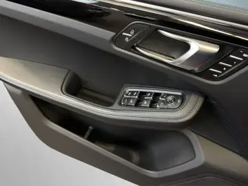 PORSCHE Macan Pano ACC 21  Luftfederung AHK 14-Wege