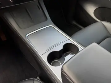 TESLA Model Y RWD aus 1.Hand AHK AMD Ryzen Panorama