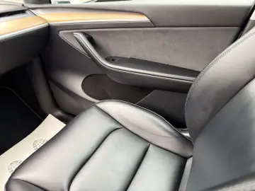 TESLA Model Y RWD AMD Ryzen Kamera Standheizung