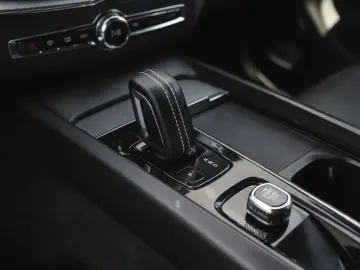 Volvo XC 60 B4 MHEV AWD R-Design