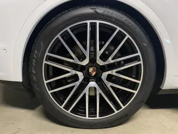 PORSCHE Cayenne E-Hybrid   Luftfederung   BOSE   22-Zoll