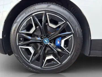 BMW iX M60 ELEKTRO LASER NAVI HUD PANO 360  22  AHK