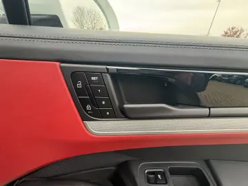 PORSCHE Cayenne S PANO STNDH LUFTF HUD 360 ACC MATRIX 21