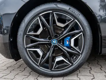 BMW iX M60 M Sport HUD PANO ACC AHK 360 KAM RFK LED