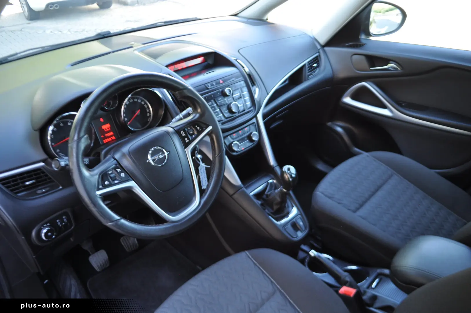 Opel Zafira 1.4i -benzin (2013 11)