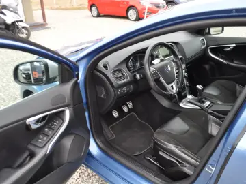 Volvo V40 2.0D R-Design (2015 11)