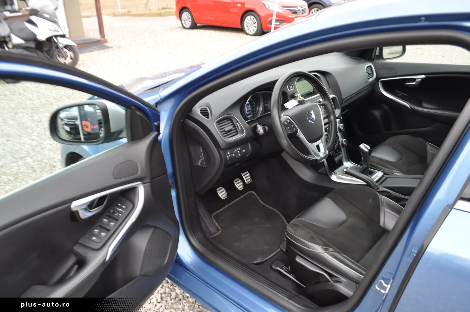 Volvo V40 2.0D R-Design (2015 11)