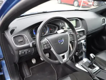 Volvo V40 2.0D R-Design (2015 11)