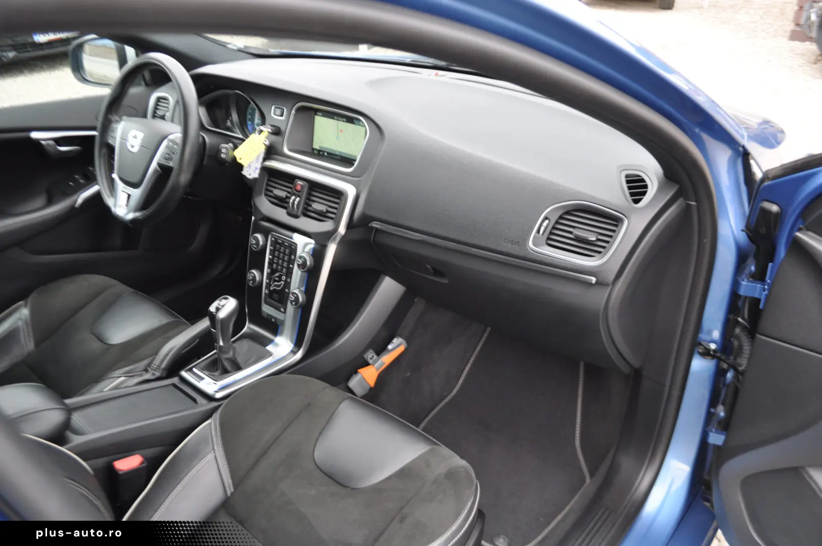 Volvo V40 2.0D R-Design (2015 11)