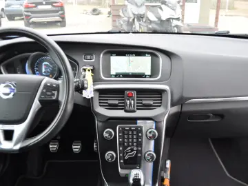 Volvo V40 2.0D R-Design (2015 11)