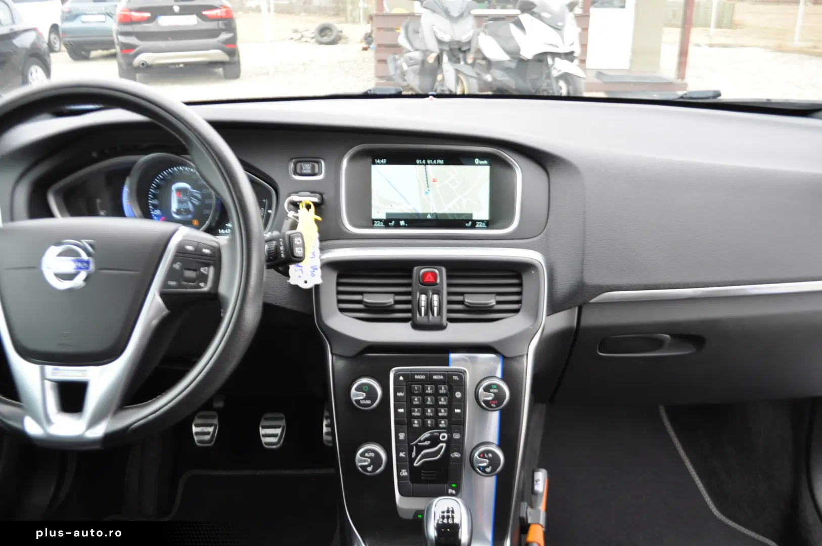 Volvo V40 2.0D R-Design (2015 11)