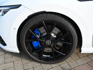 VW Golf VIII Lim. R 4Motion  ACC   PANO   R-SPORT