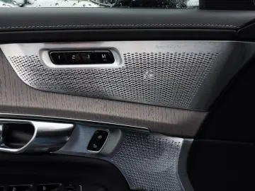 VOLVO XC90 T8 AWD Ultra Dark NP 109.220 -  Four-C 22'