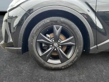 TOYOTA 1.8 L Hybrid Business Edition