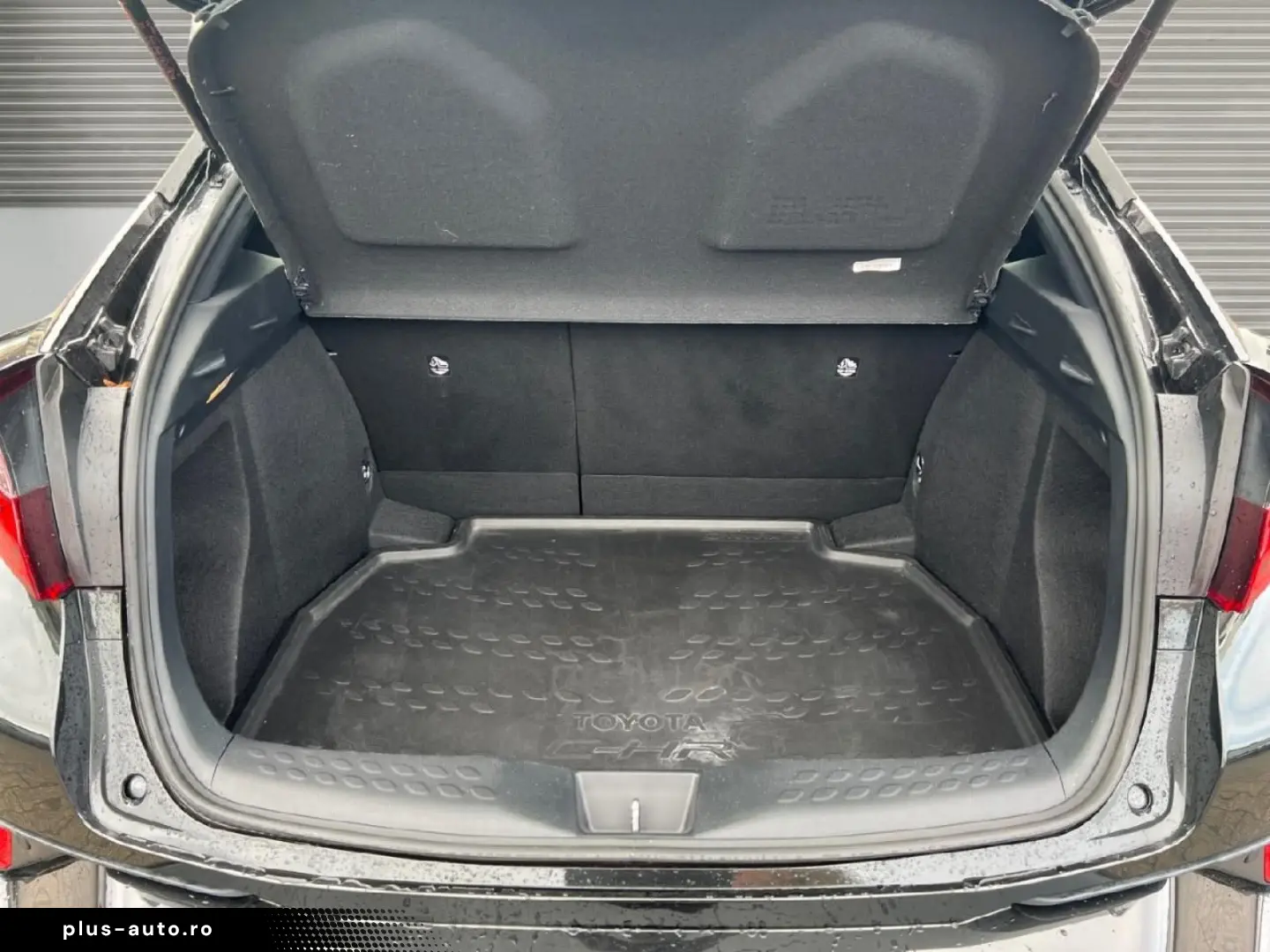 TOYOTA 1.8 L Hybrid Business Edition