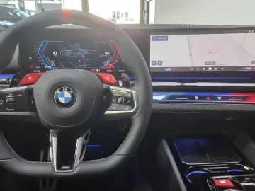 BMW M5 Lim Keramik Sitzlüftung ACC Panorama ACC B&W