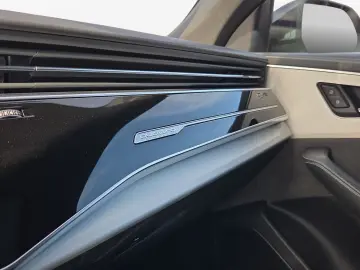 AUDI SQ8 SUV TFSI Navi Matrix Alu HUD B&O PDC Pano Vi