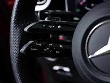 MERCEDES-BENZ C 400 e AMG-LINE PANO HUD BURM SPORTSITZ AHK