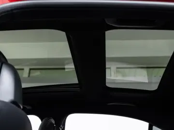 MERCEDES-BENZ C 400 e AMG-LINE PANO HUD BURM SPORTSITZ AHK