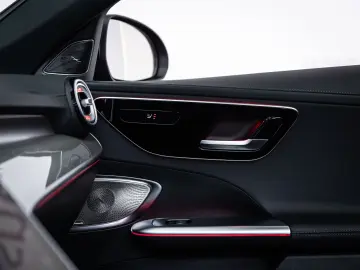 MERCEDES-BENZ C 400 e AMG-LINE PANO HUD BURM SPORTSITZ AHK