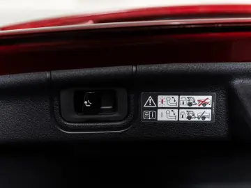 MERCEDES-BENZ C 400 e AMG-LINE PANO HUD BURM SPORTSITZ AHK