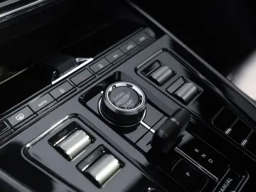 ASTON MARTIN DBX707 MY25   Carbon Pack   Bowers&Wilkins