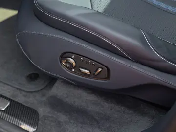 ASTON MARTIN DBX707 MY25   Carbon Pack   Bowers&Wilkins