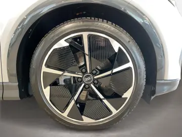 AUDI Q4 55 e-tron quattro 360 ACC DynLicht