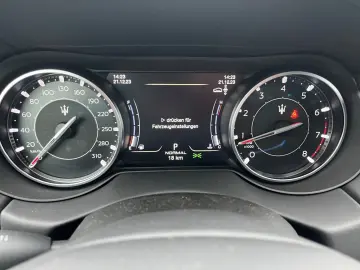 MASERATI Levante Modena Ultima MY24 PANORAMADACH 360 -KAM