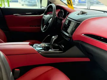 MASERATI Levante GT Mild-Hybrid Soft Close Pano 21