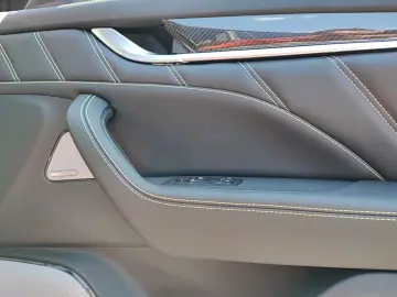 MASERATI Levante Trofeo    Fuori-Serie Zest Orange Lime