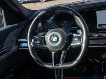 BMW 740d xDrive M-Sport STANDHZG PANO-SKY B&W