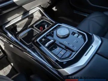 BMW 740d xDrive M-Sport STANDHZG PANO-SKY B&W