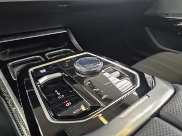 BMW 750e xDrive M Sport Pro Head-Up