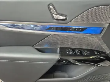 BMW 750e xDrive M Sport Pro Head-Up