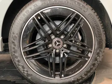 MERCEDES-BENZ V 300d lang 4M AMG MBUX Sbel Sthz Pano DTR AHK