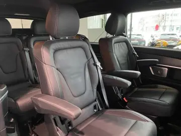 MERCEDES-BENZ V 300d lang 4M AMG MBUX Sbel Sthz Pano DTR AHK