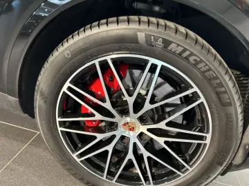 PORSCHE Cayenne S E-Hybrid Coupe HA-Lenkung InnoDrive