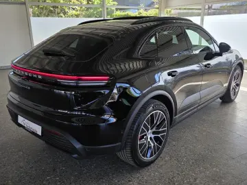 PORSCHE Macan E 4S Pan Luft Vierradl. Matrix HuD AHK 360