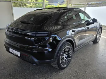 PORSCHE Macan E 4S Pan Luft Vierradl. Matrix HuD AHK 360