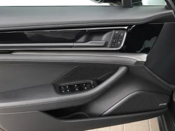 PORSCHE Panamera 4 E-Hybrid