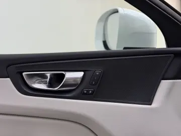 VOLVO XC60 Plus Bright AWD 5J.Garantie R Kamera