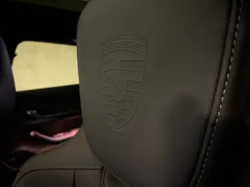 PORSCHE Taycan 4S Cross Turismo   Hinterachslenkung