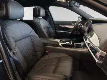 BMW 750e xDrive DA&PAProf. Autobahnass. Massage