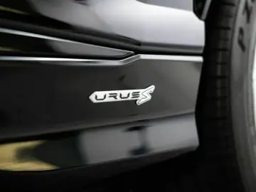 LAMBORGHINI URUS S