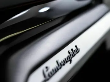 LAMBORGHINI URUS S