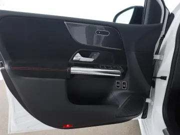 MERCEDES-BENZ B 250e AMG Night MBUX Kamera LED Navi Park