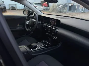 MERCEDES-BENZ A 250e  Scheckheft CarPlay NAVI Park